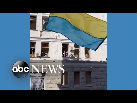 Read more about the article Ukrainian flag flies on destroyed building in Kharkiv
