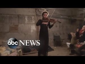 Read more about the article Ukrainian woman plays violin from apartment basement in Kharkiv