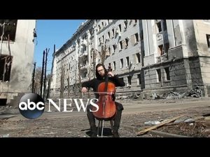 Read more about the article Kharkiv cellist performs in front of ruins