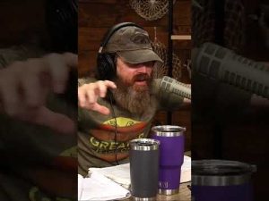 Read more about the article Jase Robertson ‘Saves’ a Frog from a Busy Street