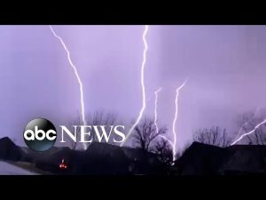 Read more about the article Slow-motion footage captures dramatic lightning display over Kansas