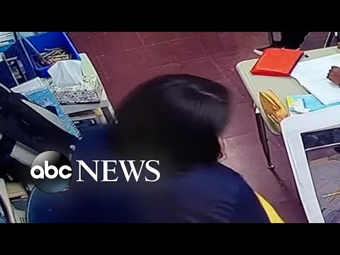 You are currently viewing Teacher saves choking student with Heimlich maneuver