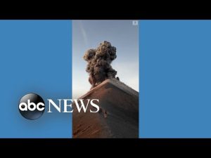 Read more about the article Lightning strikes at Guatemala’s Fuego Volcano
