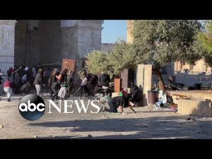 Read more about the article Clash in Jerusalem mosque leaves over 100 injured