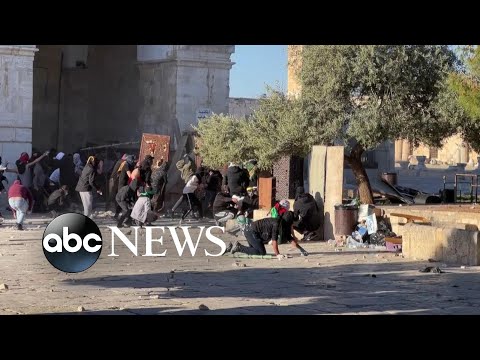 You are currently viewing Clash in Jerusalem mosque leaves over 100 injured