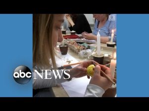 Read more about the article Ukrainians decorate Easter eggs ahead of holiday