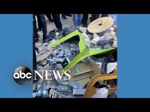 Read more about the article People clean up Al-Aqsa mosque following clashes