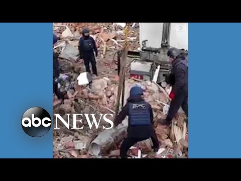 You are currently viewing Ukraine’s emergency services remove munitions after attacks l ABC News