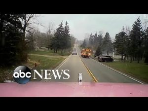 Read more about the article Tractor-trailer nearly crashes into school bus full of kids l ABC News
