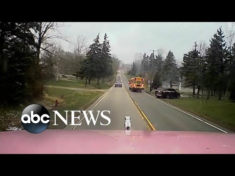 You are currently viewing Tractor-trailer nearly crashes into school bus full of kids l ABC News