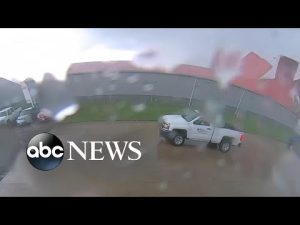 Read more about the article Tornado rips roof off building in Ohio l ABC News