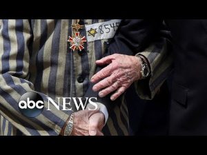 Read more about the article Holocaust remembrance, glacier race, Ramadan prayers: World in Photos, April 28
