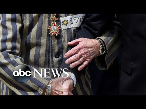 You are currently viewing Holocaust remembrance, glacier race, Ramadan prayers: World in Photos, April 28