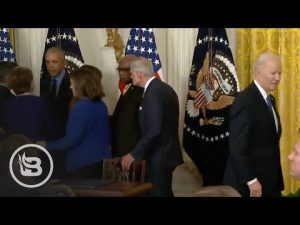 Read more about the article Biden Gets Embarrassed When People Ignore Him and Flock to Obama