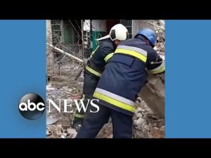 Read more about the article Ukrainian emergency services sift through ruins