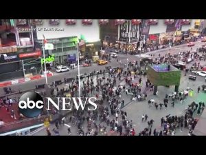 Read more about the article Times Square manhole explosion sends people running l GMA