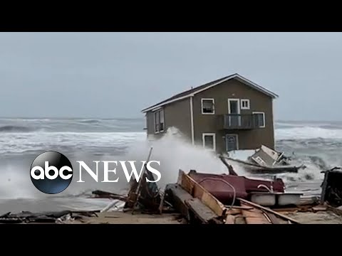 You are currently viewing North Carolina beach house collapses into Atlantic