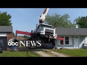 Read more about the article Crane falls through roof of Indiana home