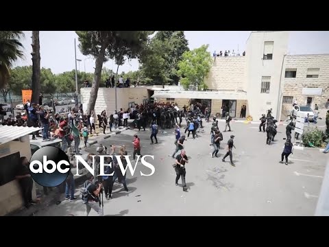 You are currently viewing Funeral procession for Shireen Abu Akleh disrupted by Israeli police violence