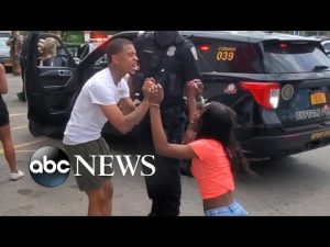 Read more about the article New video shows suspected Buffalo shooter’s arrest after deadly rampage l GMA