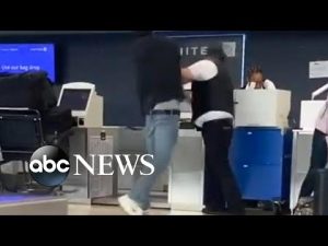 Read more about the article Airport fight between United agent and ex-NFL player passenger goes viral