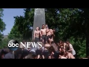 Read more about the article Naval Academy plebes attempt to climb greased monument l ABC News