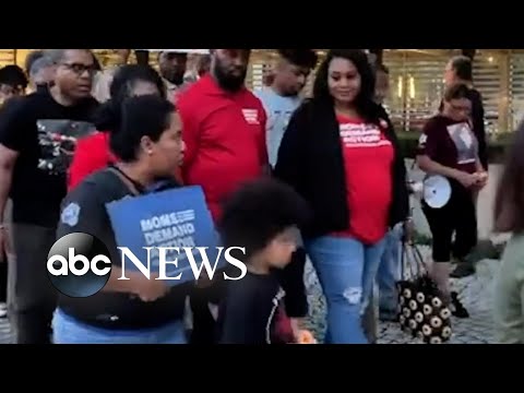 You are currently viewing Vigil held remembering victims of Robb Elementary