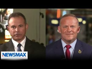 Read more about the article Newsmax hosts yelled at by left-wing protestors outside NRA convention
