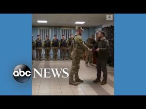 Read more about the article Zelenskyy awards medals to soldiers in Kharkiv