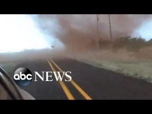 Read more about the article Storm chaser films ‘insane’ getaway from tornado