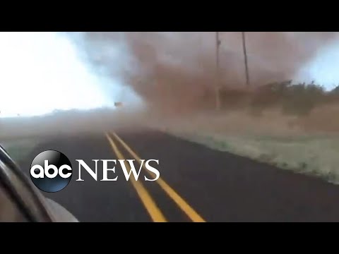 You are currently viewing Storm chaser films ‘insane’ getaway from tornado