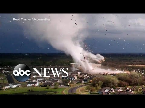 Read more about the article Dozens of tornadoes tear across Midwest