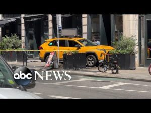Read more about the article 6 injured after New York City taxi drives onto sidewalk