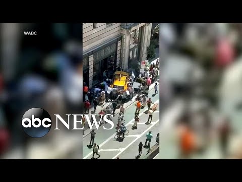 You are currently viewing NYC cab jumps curb, strikes passengers on busy street