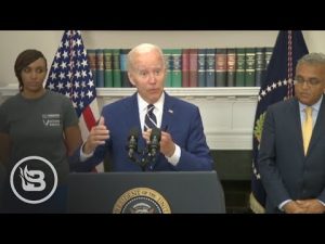Read more about the article Biden Staffers CRINGE As He Takes Unplanned Questions From the Press