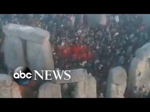 Read more about the article Crowds gather at Stonehenge for summer solstice