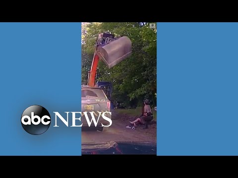 You are currently viewing Man threatens state troopers with excavator