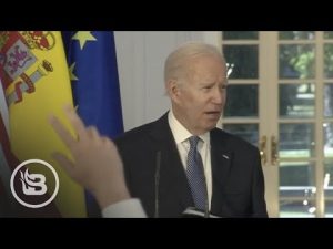 Read more about the article Internet ERUPTS When Biden Turns Back to Reporter Asking About 50 Dead in Texas