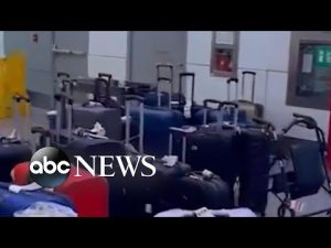 Read more about the article Large piles of luggage seen at Toronto Pearson International Airport