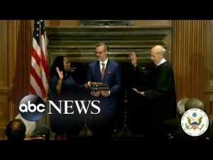 Read more about the article Ketanji Brown Jackson sworn in as Supreme Court justice l ABC News