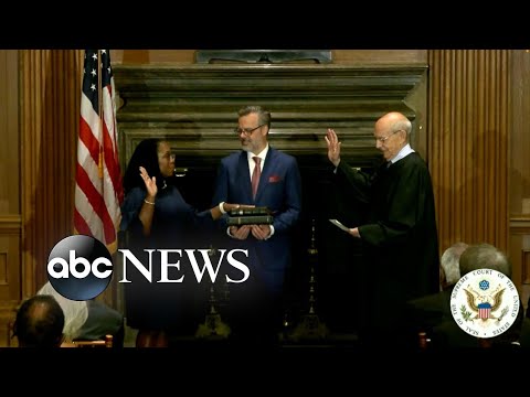 You are currently viewing Ketanji Brown Jackson sworn in as Supreme Court justice l ABC News