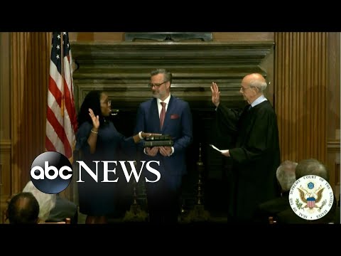 You are currently viewing Brown-Jackson becomes 1st Black woman on Supreme Court