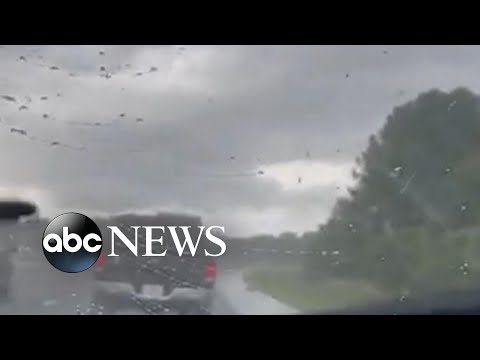 You are currently viewing Woman captures lightning striking husband’s truck l ABC News