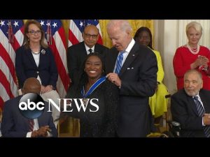 Read more about the article Biden awards Medal of Freedom to Denzel Washington, Simone Biles, 15 others l ABCNL