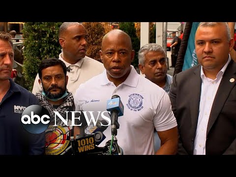 You are currently viewing NYC mayor seeks federal help as Texas buses migrants to city