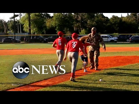 You are currently viewing Military dad surprises kids at the ballpark