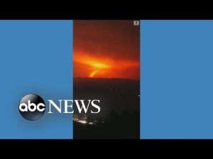 Read more about the article Lightning flashes above California wildfire