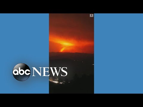 You are currently viewing Lightning flashes above California wildfire