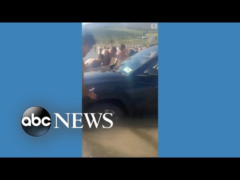 You are currently viewing Beachgoers save car from rising tide