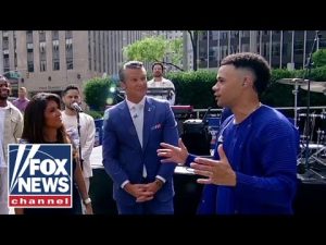 Read more about the article Tauren Wells performs ‘Joy In The Morning’